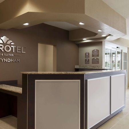 Microtel Inn & Suites Kenedy Экстерьер фото