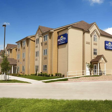 Microtel Inn & Suites Kenedy Экстерьер фото