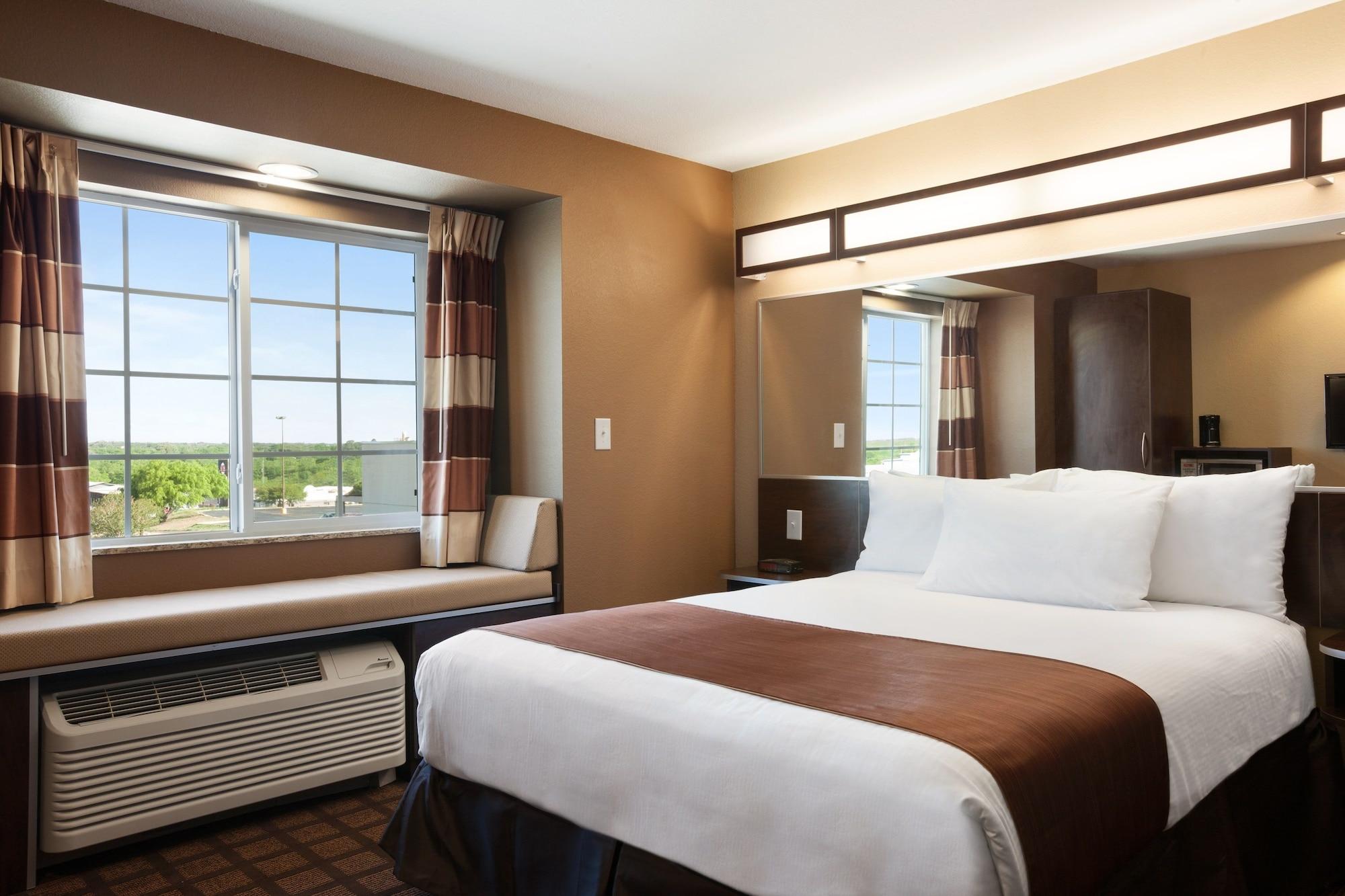 Microtel Inn & Suites Kenedy Экстерьер фото