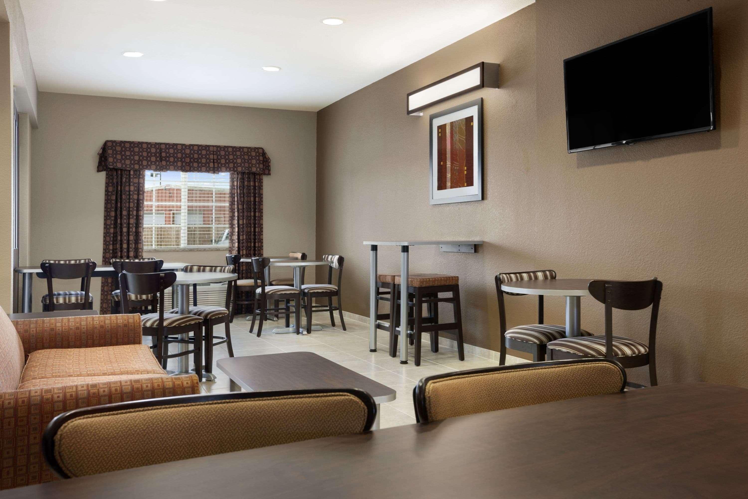 Microtel Inn & Suites Kenedy Экстерьер фото