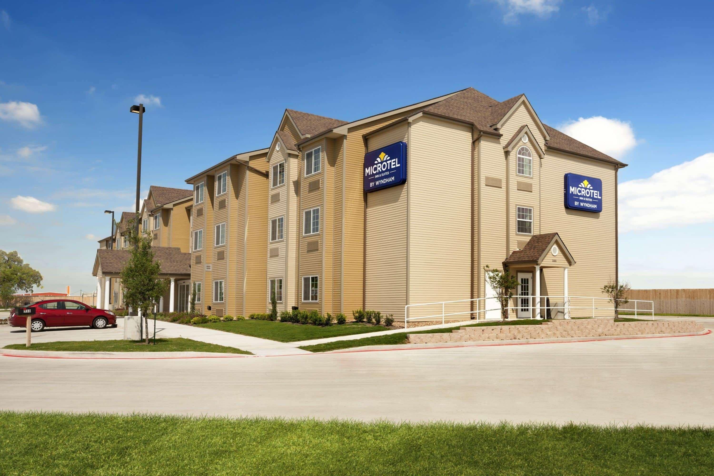 Microtel Inn & Suites Kenedy Экстерьер фото