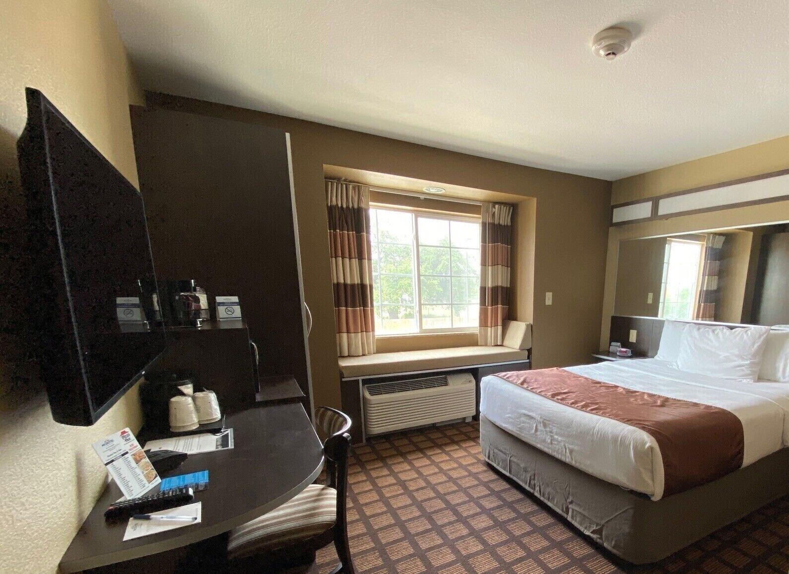 Microtel Inn & Suites Kenedy Экстерьер фото