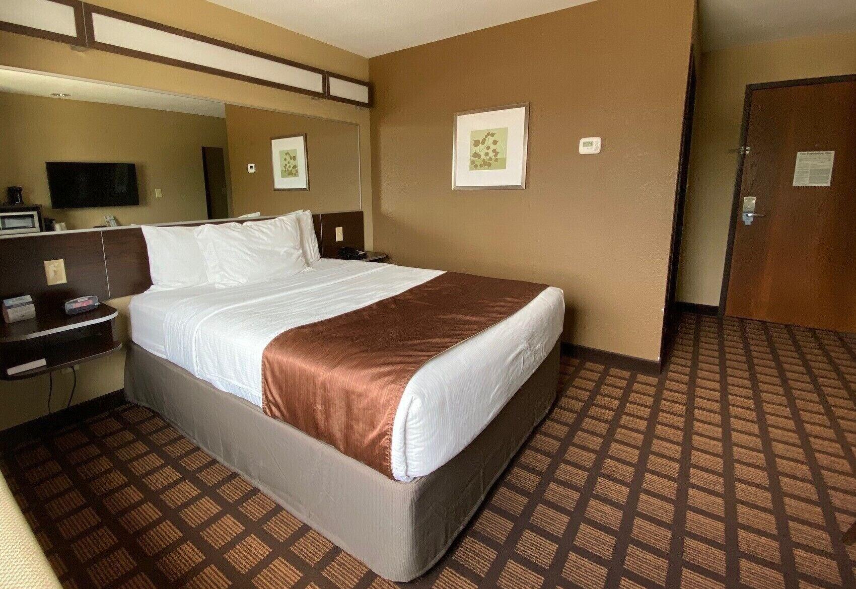 Microtel Inn & Suites Kenedy Экстерьер фото