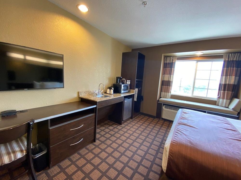 Microtel Inn & Suites Kenedy Экстерьер фото