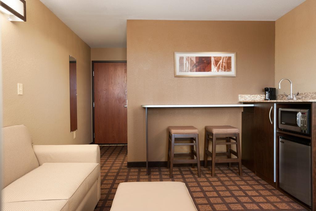 Microtel Inn & Suites Kenedy Экстерьер фото