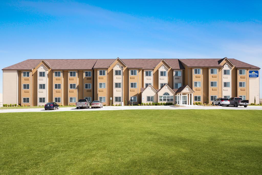 Microtel Inn & Suites Kenedy Экстерьер фото
