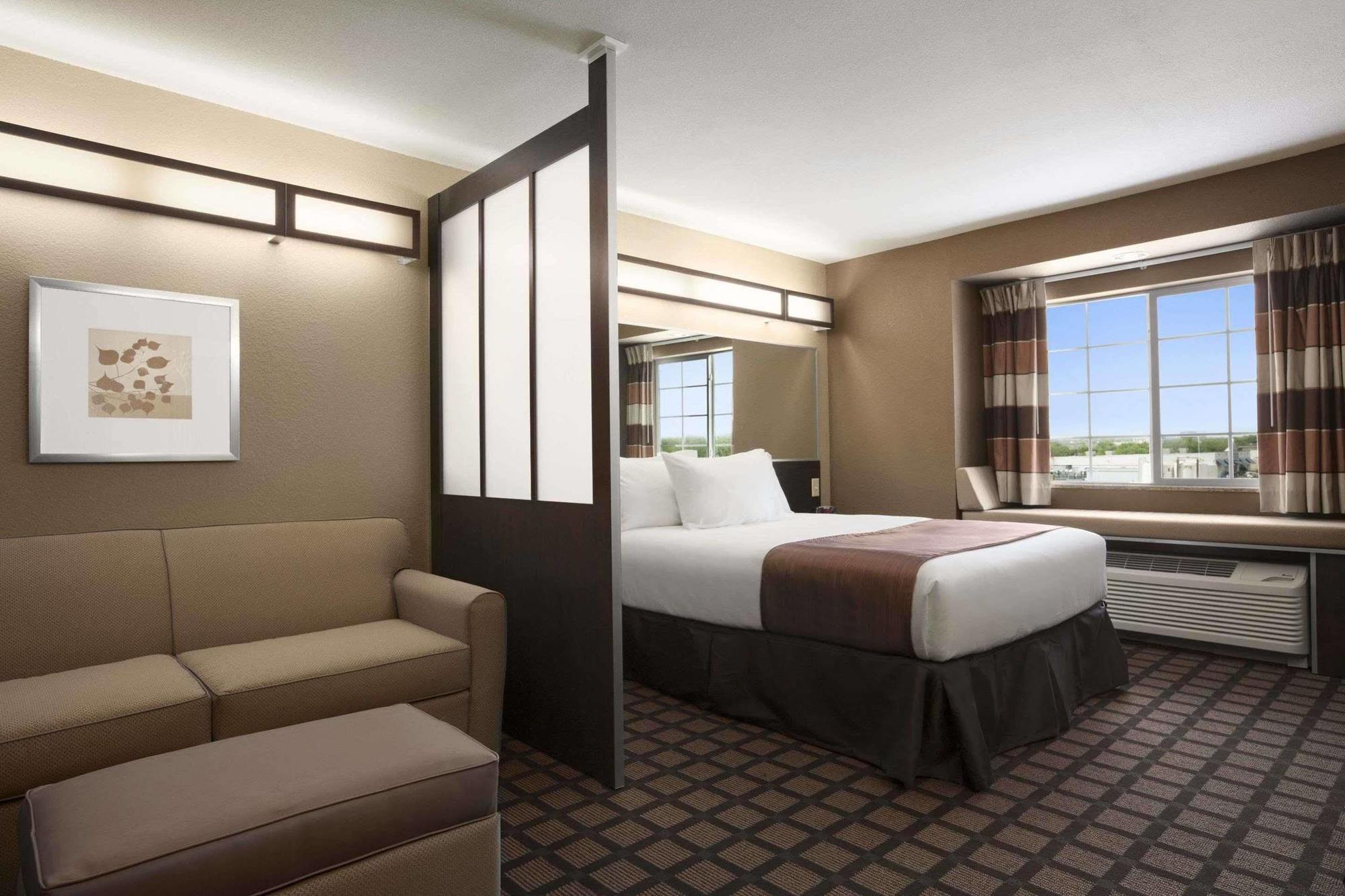 Microtel Inn & Suites Kenedy Экстерьер фото