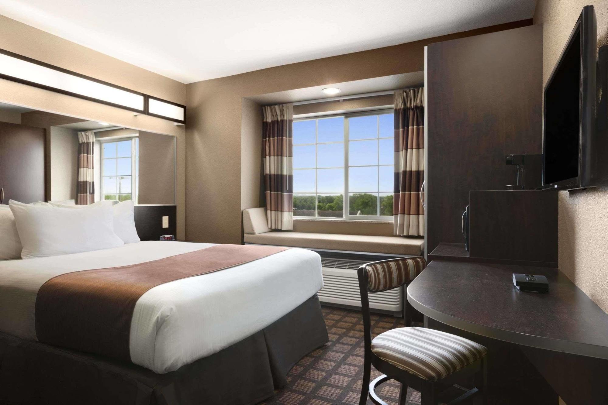Microtel Inn & Suites Kenedy Экстерьер фото