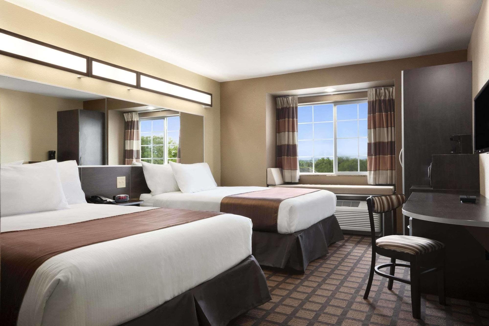 Microtel Inn & Suites Kenedy Экстерьер фото