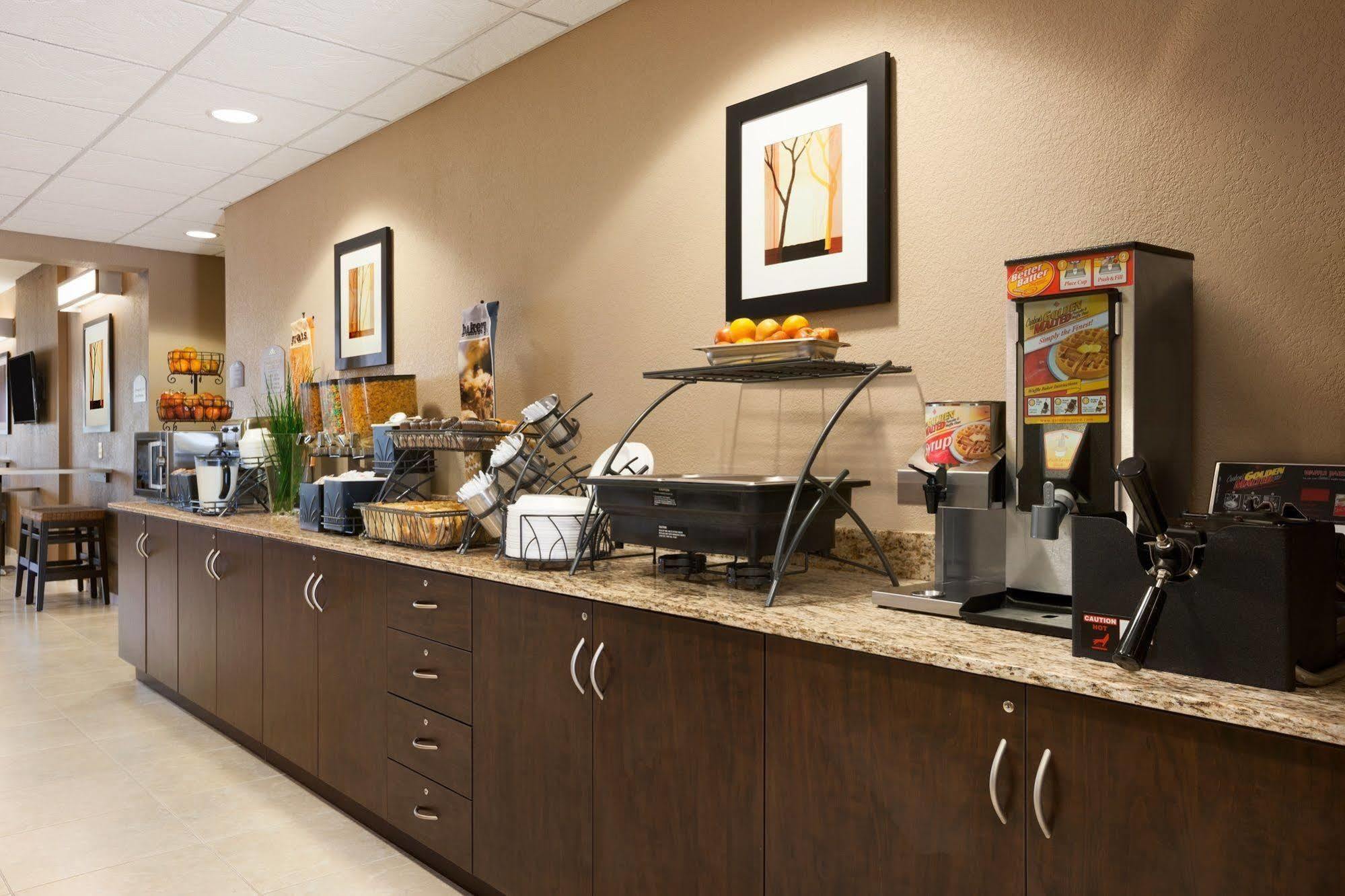 Microtel Inn & Suites Kenedy Экстерьер фото