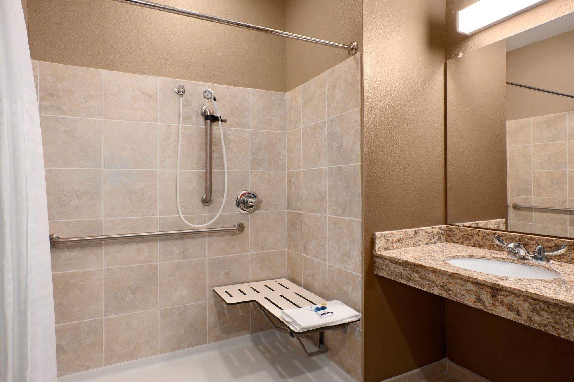 Microtel Inn & Suites Kenedy Экстерьер фото