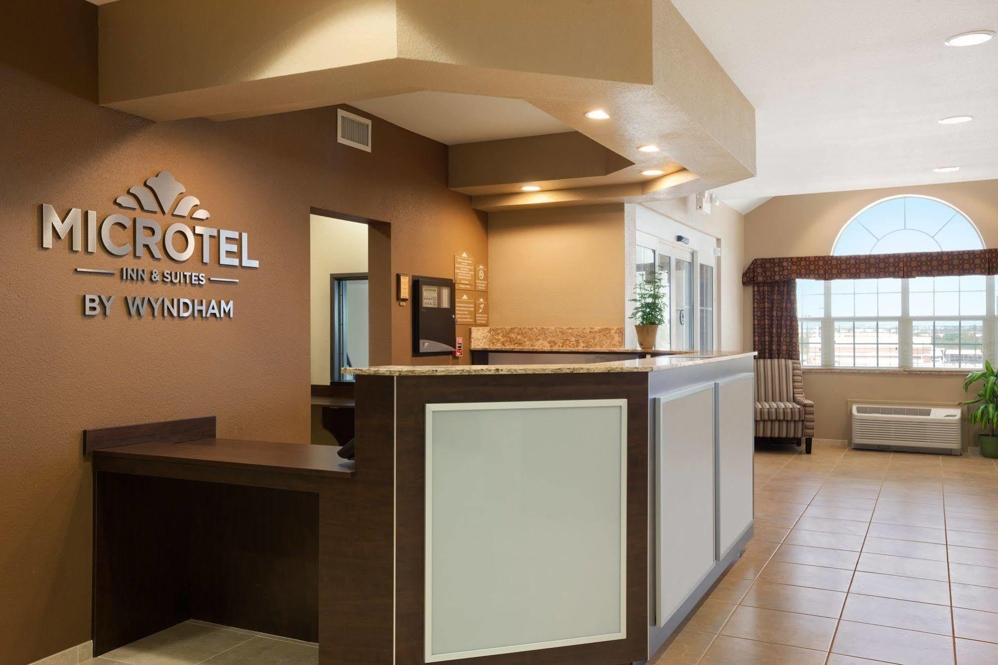 Microtel Inn & Suites Kenedy Экстерьер фото