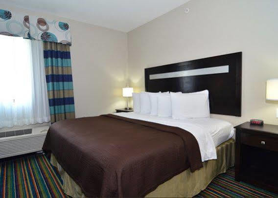 Microtel Inn & Suites Kenedy Экстерьер фото