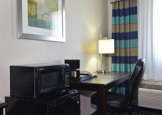 Microtel Inn & Suites Kenedy Экстерьер фото