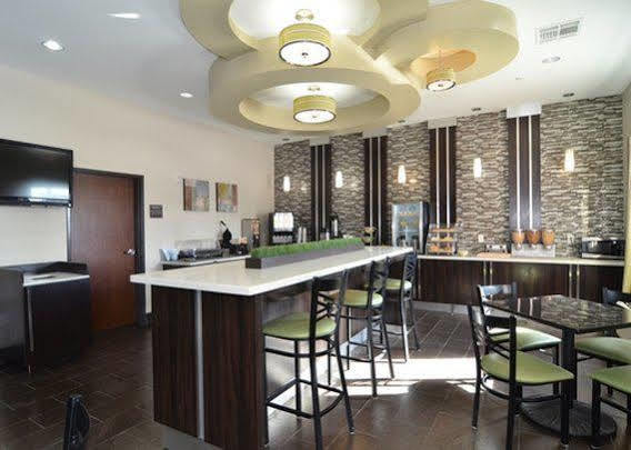 Microtel Inn & Suites Kenedy Экстерьер фото